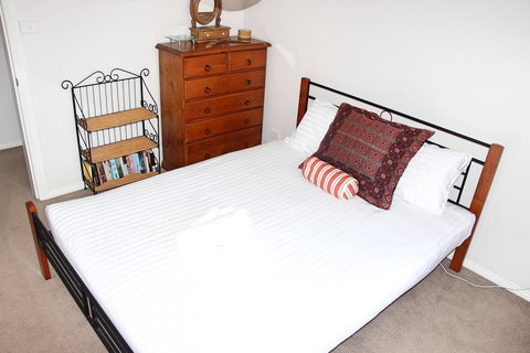 Front Row Beachfront - Accommodation Cairns 10