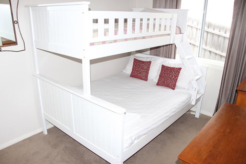 Front Row Beachfront - Accommodation Cairns 9