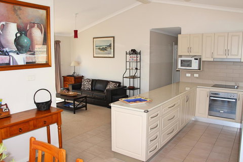Front Row Beachfront - Accommodation Cairns 3
