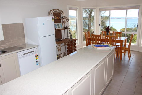 Front Row Beachfront - Accommodation Cairns 4