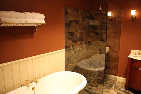 The Tasmanian Inn - Accommodation Cairns 12