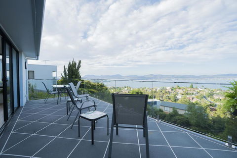 Amazing Sea Views Luxury Guest House - Accommodation Cairns 21