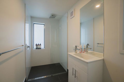 Amazing Sea Views Luxury Guest House - Accommodation Cairns 11