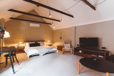 Devine Stays - Hayloft On ELizabeth - Accommodation Cairns 1