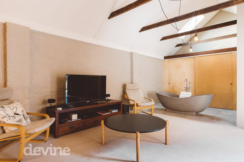 Devine Stays - Hayloft On ELizabeth - Accommodation Cairns 0