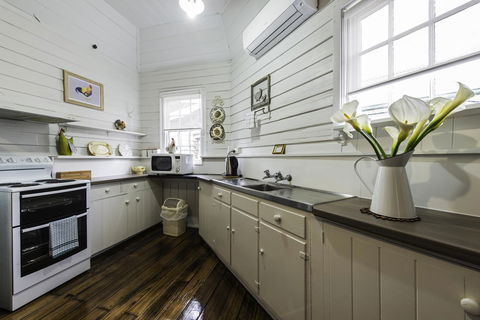Touchwood Cottages - Accommodation Cairns 12