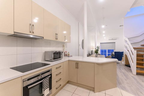Unique 3 Bedroom Central CBD Townhouse - Accommodation Cairns 5