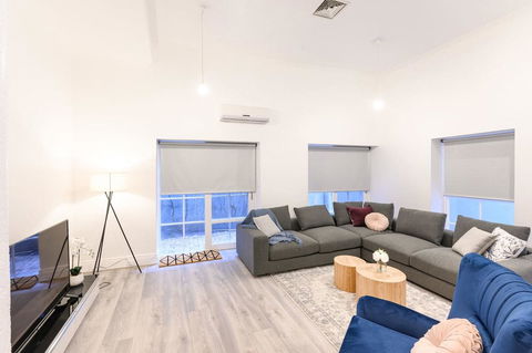 Unique 3 Bedroom Central CBD Townhouse - Accommodation Cairns 3