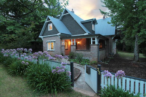 The Leura Mountain House - Accommodation Cairns 0