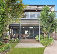 The Old Bottleshop - waterfront pool table and more - Accommodation Cairns