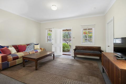 THE TEACHERS COTTAGE - Accommodation Cairns 0