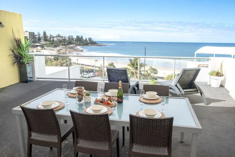 Top Floor Kings Beach Views With Private Rooftop Terrace With Spa Bath - Accommodation Cairns 3