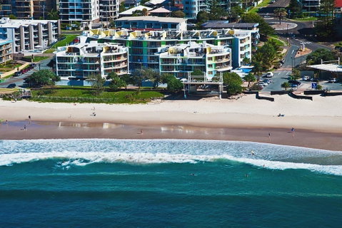 Top Floor Kings Beach Views With Private Rooftop Terrace With Spa Bath - Accommodation Cairns 1