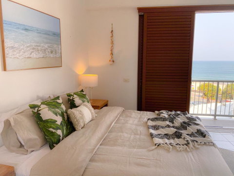 Top Floor Kings Beach Views With Private Rooftop Terrace With Spa Bath - Accommodation Cairns 2