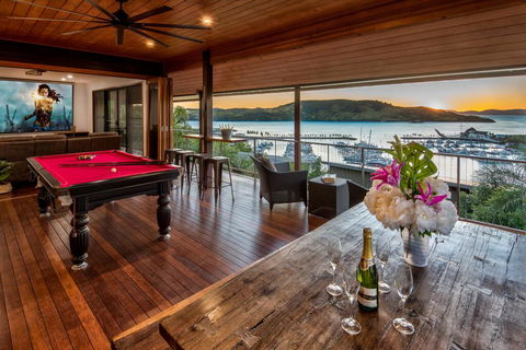 Uisce Luxury Holiday House With Jacuzzi Pool Table Cinema Premium Foxtel And Two Buggies - Accommodation Cairns 2