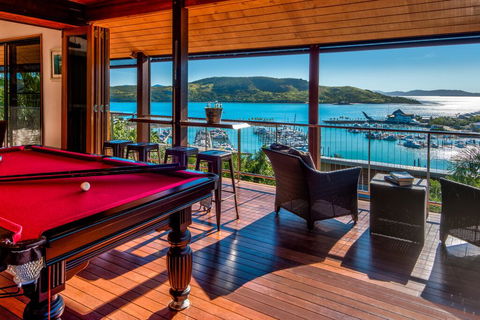 Uisce Luxury Holiday House With Jacuzzi Pool Table Cinema Premium Foxtel And Two Buggies - Accommodation Cairns 0