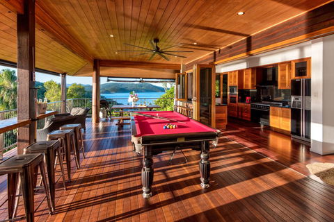 Uisce Luxury Holiday House With Jacuzzi Pool Table Cinema Premium Foxtel And Two Buggies - Accommodation Cairns 3