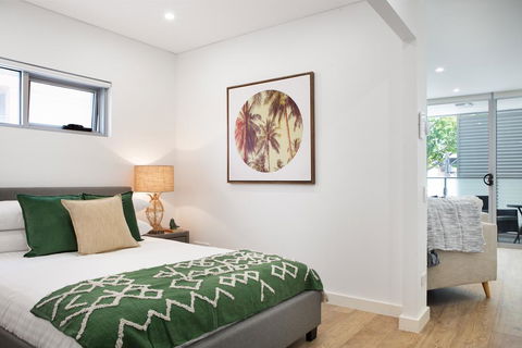 Ultra Modern Studio Suite With Balcony Near Shops - Accommodation Cairns 0
