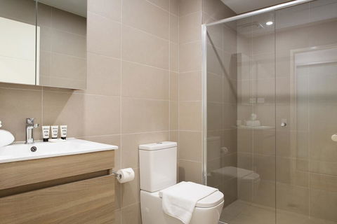 Ultra Modern Studio Suite With Balcony Near Shops - Accommodation Cairns 1