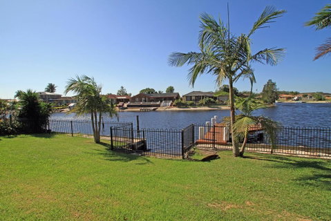 Unbeatable Waterfront Location - Accommodation Cairns 0
