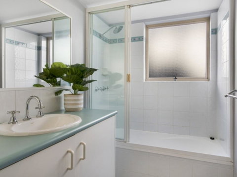 Unit 3 Emerald Shores - Shipping Lane Views! - Accommodation Cairns 1