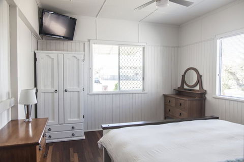 Urangan Harbour Cottage - Accommodation Cairns 2