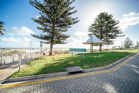 Urban Beach Shack-Metres From The Beach & Cafes - Accommodation Cairns 3
