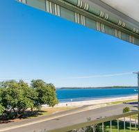 VIEWS VIEWS VIEWS Front Top Floor Waterfront Unit - Chnook Apartments South Esp Bongaree - Accommodation Cairns