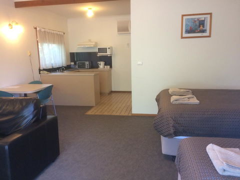 Ambassador Motor Inn - Accommodation Cairns 7