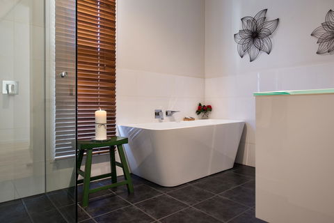 Lake Como Villa - Accommodation Cairns 6