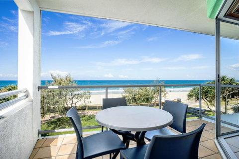Rolling Surf Resort - Accommodation Cairns 10