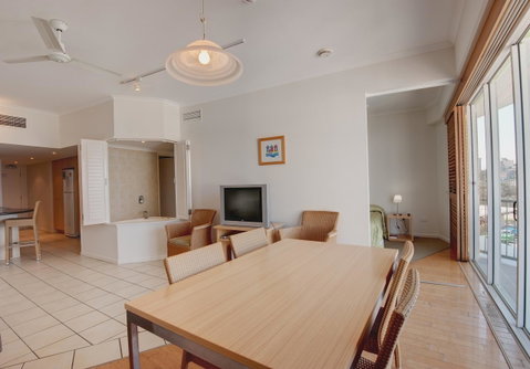 Rolling Surf Resort - Accommodation Cairns 40