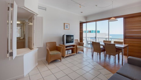 Rolling Surf Resort - Accommodation Cairns 42