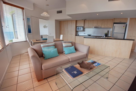 Rolling Surf Resort - Accommodation Cairns 5