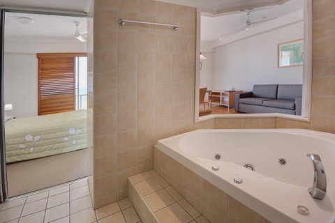 Rolling Surf Resort - Accommodation Cairns 7