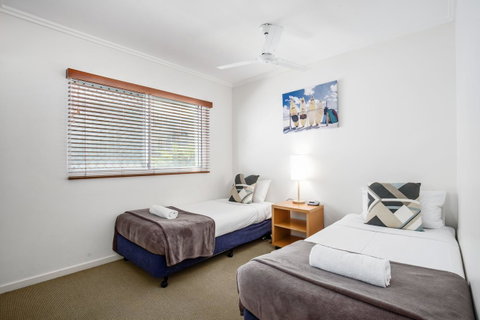 Rolling Surf Resort - Accommodation Cairns 2
