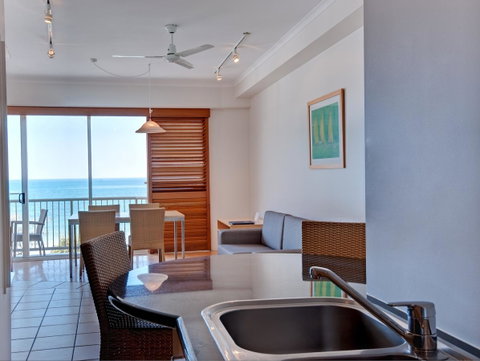 Rolling Surf Resort - Accommodation Cairns 39