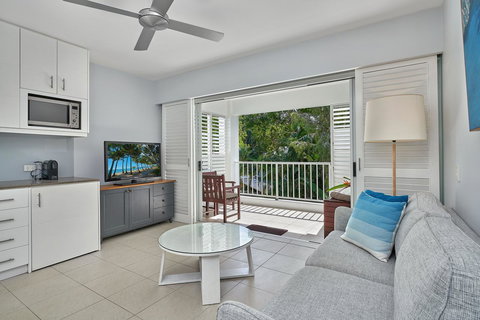 Palm Cove Paradise - Couples Spa Beach Getaway - Accommodation Cairns 11