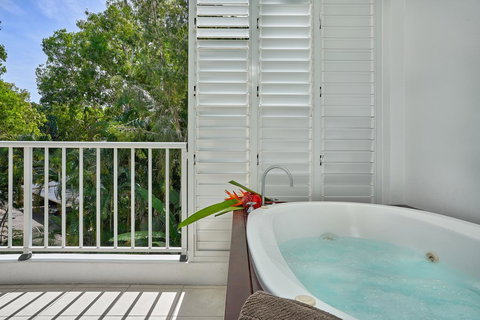Palm Cove Paradise - Couples Spa Beach Getaway - Accommodation Cairns 3