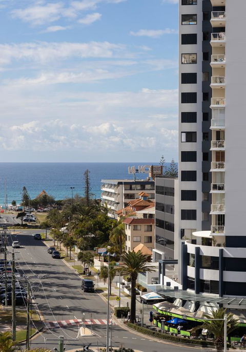 Qube Broadbeach - Accommodation Cairns 8