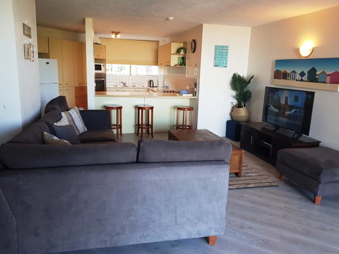 Casablanca Beachfront Apartments - Accommodation Cairns 6