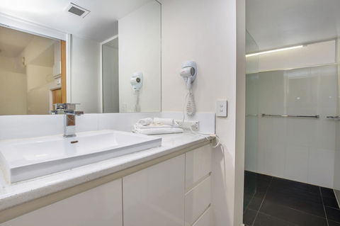 Tiki Hotel Apartments Surfers Paradise - Accommodation Cairns 5