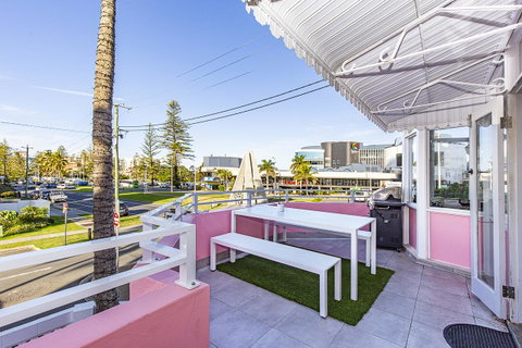 The Pink Hotel Coolangatta - Accommodation Cairns 6