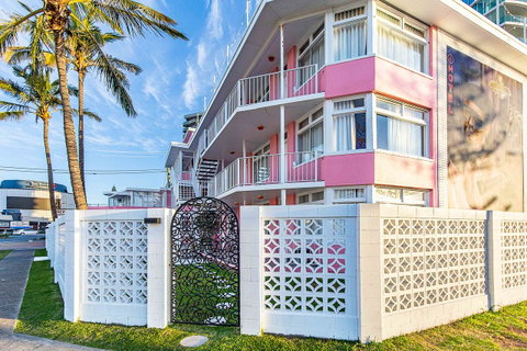 The Pink Hotel Coolangatta - Accommodation Cairns 1
