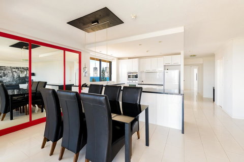 Burgess @ Kings Beach Apartments - Accommodation Cairns 17