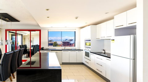 Burgess @ Kings Beach Apartments - Accommodation Cairns 13