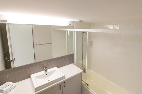 Burgess @ Kings Beach Apartments - Accommodation Cairns 36