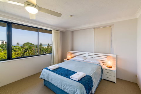 Burgess @ Kings Beach Apartments - Accommodation Cairns 37