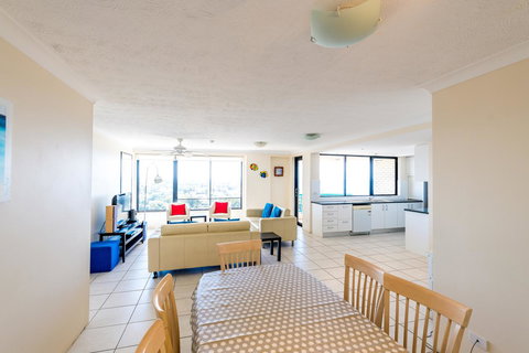 Burgess @ Kings Beach Apartments - Accommodation Cairns 7