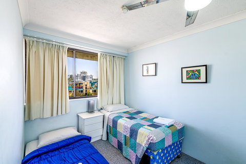 Burgess @ Kings Beach Apartments - Accommodation Cairns 27